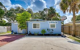 The Little Blue House - Pet Friendly! Fenced Backyard With Tiki Bar & Fire Pit